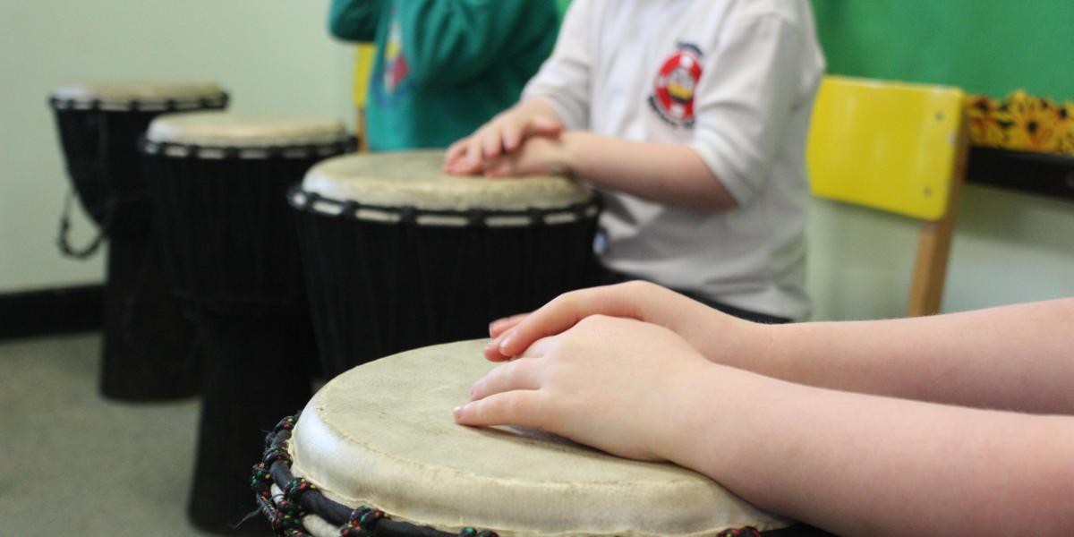 photo children's hands on drums