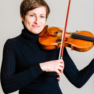 Ioana Petcu-Colan profile picture with violin