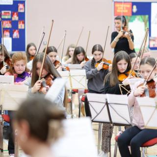 Children and young people playing string instruments at the Benedetti Foundation Sessions